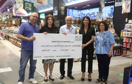 טיב טעם מעניקה לעמותת “אביב לניצולי שואה” תרומה ע”ס למעלה מ-160,000 שקלים