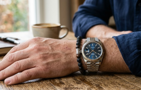 סמל סטטוס על פרק כף היד: כך בוחרים שעון ותכשיטים לגבר