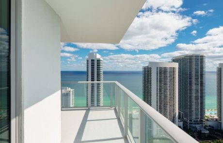 מדריך לבחירת עיצובי זכוכית לבית ולמשרד