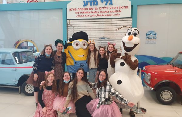 לקראת פורים: מיניון, אולף ומתנדבות האגודה להתנדבות הגיעו לשמח עשרות ילדים חולים בבית החולים רמב”ם בחיפה