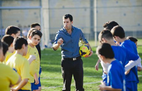 מרגש: שחקני הפועל ת”א ומאמן נבחרת הנוער של ישראל הגיעו לטורניר מיוחד של שחקני הכדורגל “שווים ניצחון” בתל אביב